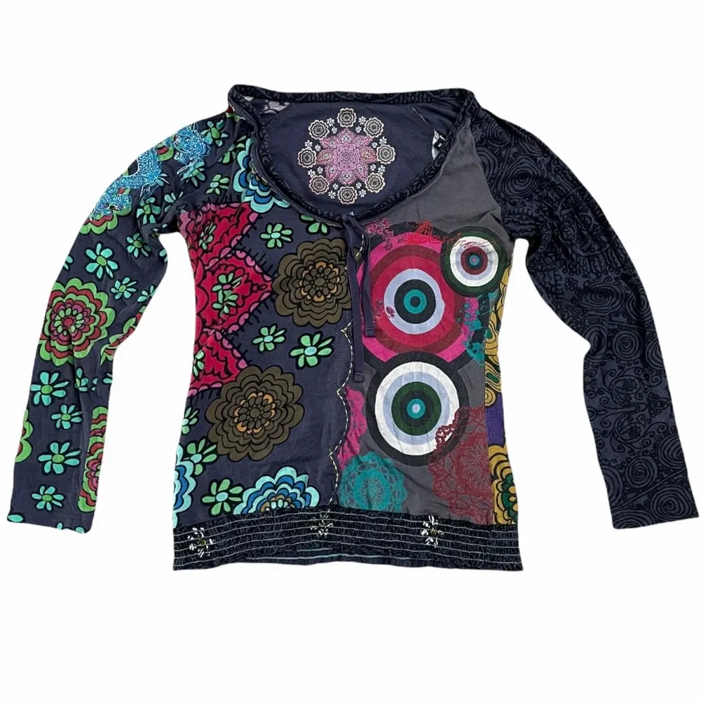 Svincool tröja från Desigual, halsöppningen går att justera!! Köpt på secondhand, mycket bra skick 🎎❤️. Tröjor & Koftor.