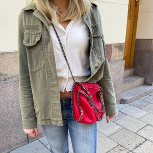 Stellamccartney liknande väska!❤️  - Säljer min superfina stella-liknande väska, köpt här på plick. Är lagom stor och praktisk att ha med sig då den får plats med massa😍 Väskan är i mycket gott skick och ser ut som ny! Kan tänka mig att sälja för 500kr minst! HÖSTA BUD ÄR NU 850❤️!