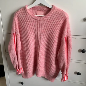 Zadig et Voltaire Stockad tröja  - Zadig et Voltaire stickad tröja, mohair blandad. Stl XS men mer som en lite over sized S. Super fint skick, knappt använd! Skickas mot att köparen betalar frakten eller mötas i Lund/Malmö