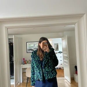 Zadig jacka - Säljer denna leopard mönstrade päls jacka med dragkedja från zadig&voltaire. Helt i nyskick! Nypris runt 3000, kom med bud😇