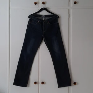 Redwood Jeans, strl 31/32 - Ett fint par raka Jeans i storlek 31/32. Köpt på loppis, men i bra skick. Har själv aldrig använt dem och säljes på grund av att de inte passar mig. Priset blir 80 kr + frakt