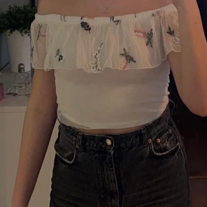 Söt topp - Fin off shoulder topp. Kan skickas mot fraktkostnad. Kolla mina andra annonser så kan vi komma överens om ett sammanlagt pris för flera plagg