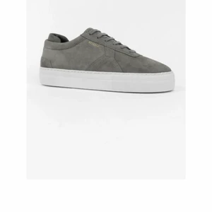 Axel arigato  - Gråa Axel arigato storlek 36, använda få tal gånger, ordpris:1950 