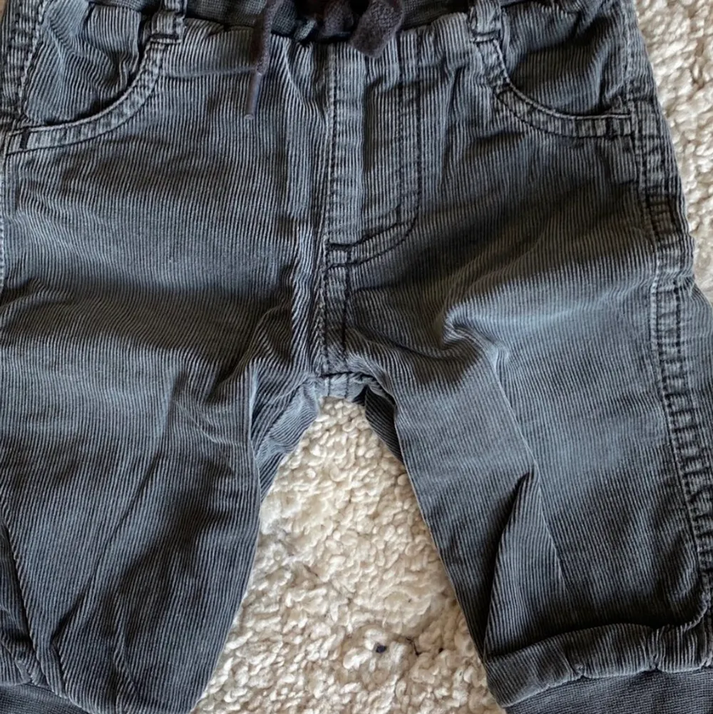 2 st byxor enligt bild som nya newbie o den gråa name it i strl 56. Jeans & Byxor.