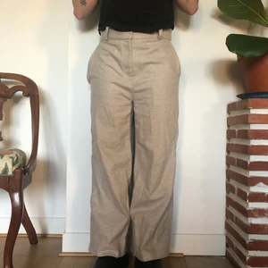 Kostymbyxor från COS - Byxor från COS Storlek ca 36. Material: ull, polyamid, kashmir. Skick: Använda men gott skick. Jag har dock sytt om dem rejält. De var storlek 40 från början och coulette, nu har de rakare modell och är längre. Skulle säga att de är storlek 36. Midjemått rakt över, 38cm och innerbenslängd 65cm.