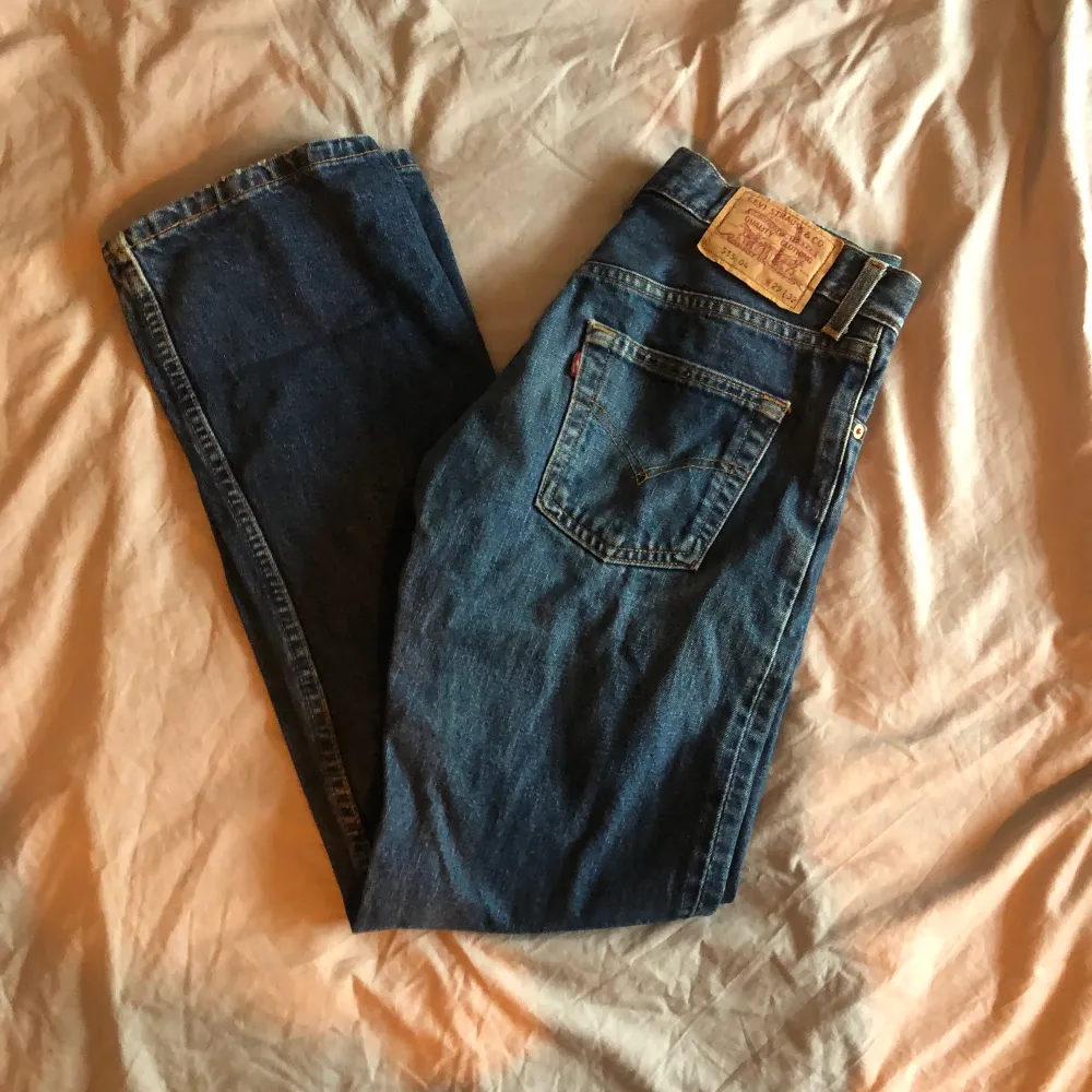 Skitsnygga raka levis jeans!!! 🙏🏼 Blå jeqnstvättad färg. Skulle säga att dem är något mindre än 29/32, speciellt i midjan där dem mer sitter om en 25. 💞💞  Om man undrar om mått elr liknande är det bara  att skriva 💞. Jeans & Byxor.