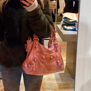 As snygg och cool rosa Balenciaga väska, äkta. Bra skick. Älskar den, men valt att sälja den! Hör av er för intresse💕