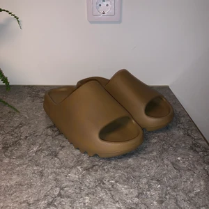 Adidas Yeezy Slide - Tjenare! Säljer denna skönheten som jag köpte hos Adidas CONFIRMED som jag ”vann” på en raffle! Det är ett par Yeezy Slide Ochre och har inte använts (DEADSTOCK) Skriv privat för fler bilder och information! 🤎