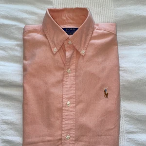 Ralph Lauren herrskjorta  - Skjortan är i storlek S slim fit och i utmärkt skick.