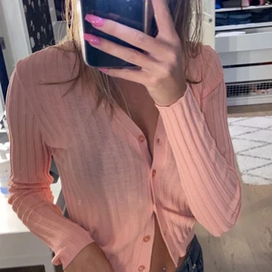 Topp  - Säljer denna söta tröjan från Bik bok, är som ny och bara använd fåtal gånger!🤍