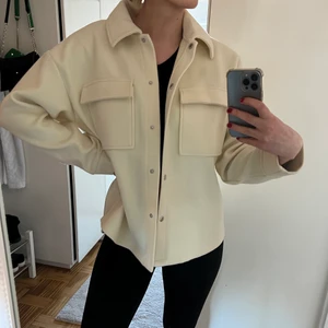 Blazer/Skjorta/Jacka - Trendig ljus jacka från Gina Tricot. Använd fåtal gånger och är därför i väldigt bra skick. Kan skickas💞