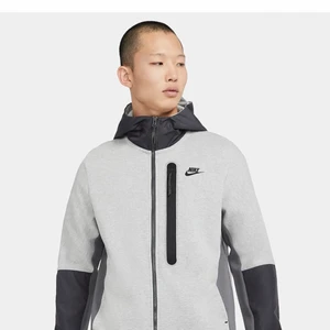 Nike tech fleece - Nike tech fleece woven tracksuit, från Nike. Nypris:2200kr utgångspris: 1700kr, vid snabb affär kan det ske undantag. Väldigt eftertraktad i butik, då den är slut över allt. Använd 3-4 gånger. Väldigt skön. Skriv vid intresse. 😊