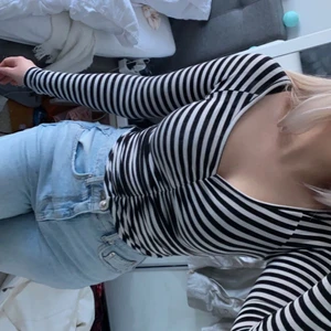 Randig tröja - Den sitter fint på och är i bra skick. Säljer pga inte min stil längre☺️💕