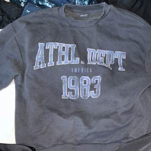 Sweatshirt från Gina tricot i storlek xxs.