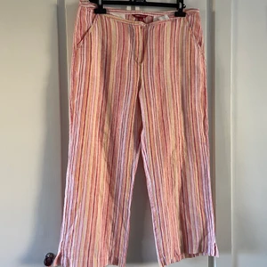 Linnebyxor  - Snart sommar igen, perfekt med linnebyxor 🥰💗🌸 Dessa är vintage H&M, croppad längd (går till över ankeln på mig som är 170cm lång så perfekt för kortare personer 🌸) o storlek 42. Ingen stretch, lite tighta på mig som är 44 💓🌼 Knappen har lossnat i midjan men annars är dem i perfekt skick! Normal midja, lite åt det lägre hållet. 100% linne och har fickor i sidorna 😍🦋💅🏻  