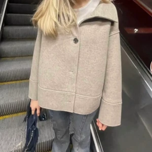 Kappahl kappa - Helt ny och oanvänd Kappahl kappa i strl M (SMÅ I STORLEKEN!!!!), kan både frakta och mötas upp i Malmö / Lund! 🤩 första bilden är lånad!