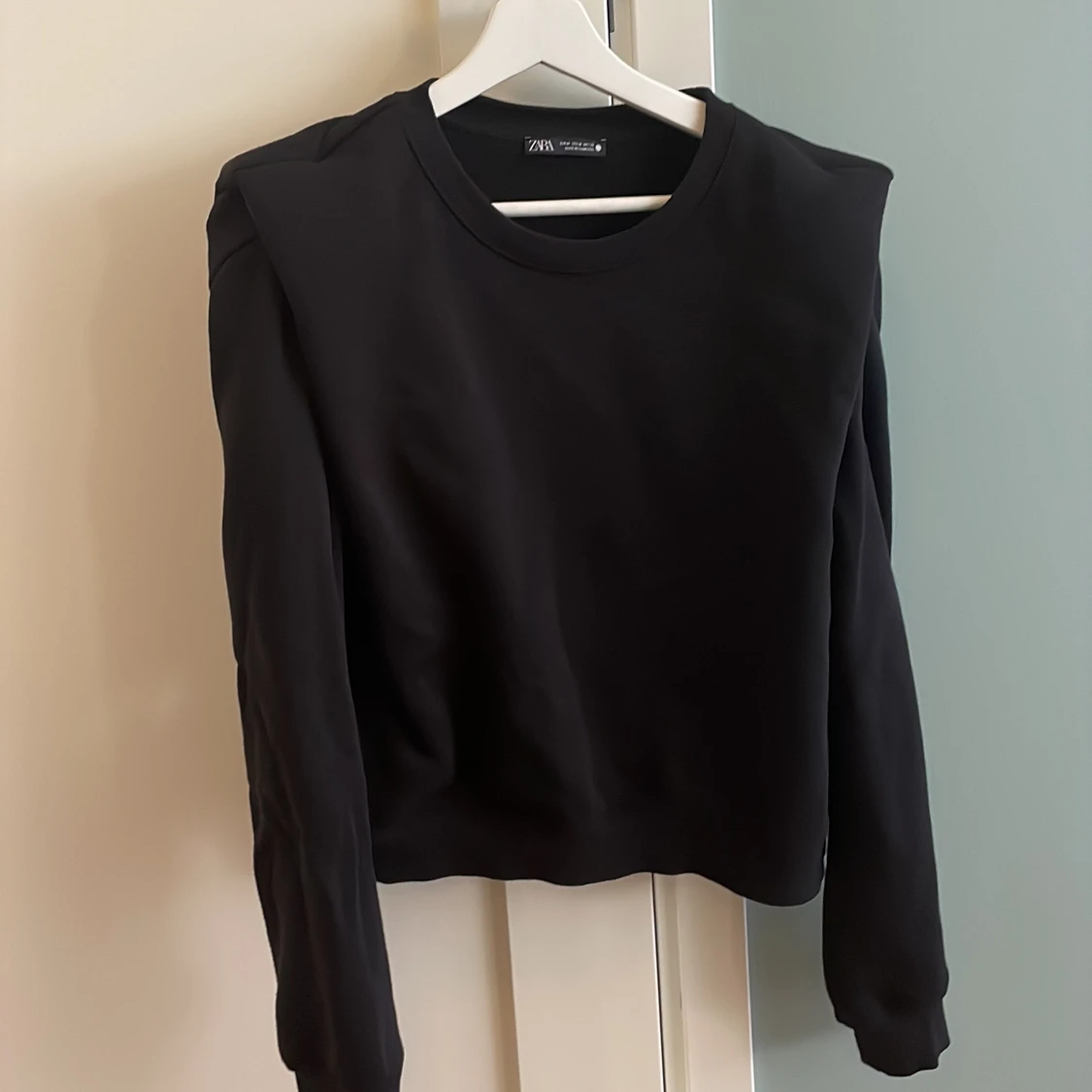 Tröja med axelvadd från zara