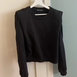 Tröja med axelvadd från zara - Använd fåtal gånger. 