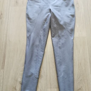 Maya Delorez performance  - Maya Delorez ridbyxor beiga ,strl L , använda en gång men säljer pågrund av köpte i fel storlek då jag brukar ha strl M