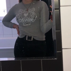 Kenzo tröja - Säljer min gråa kenzo tröja med vitt märke då den inte kommer till användning löngre, sparsamt använd, köpt för ca 3000kr men säljer den billigt då jag inte har användning av den! Skriv för fler bilder 