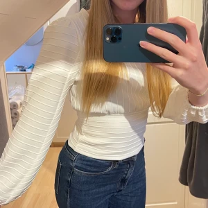 Vit topp - Säljer denna superfina vita toppen. Tjockt material. XS men passar mig som är en S. Hör av er vid frågor❣️❣️⭐️