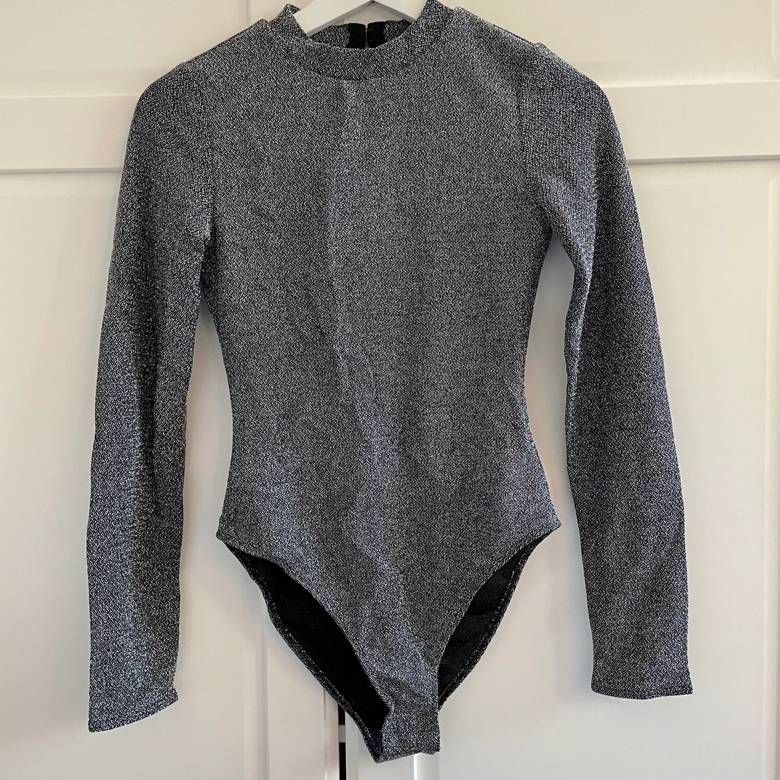 H&M glittrig body med öppen rygg