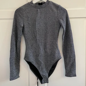 H&M glittrig body med öppen rygg - Body Öppen i ryggen, nyskick, knäpps i nacken i bak. S