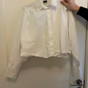Croppad skjorta Gina tricot  - Den är använd en gång, köpte för liten storlek för mig. 