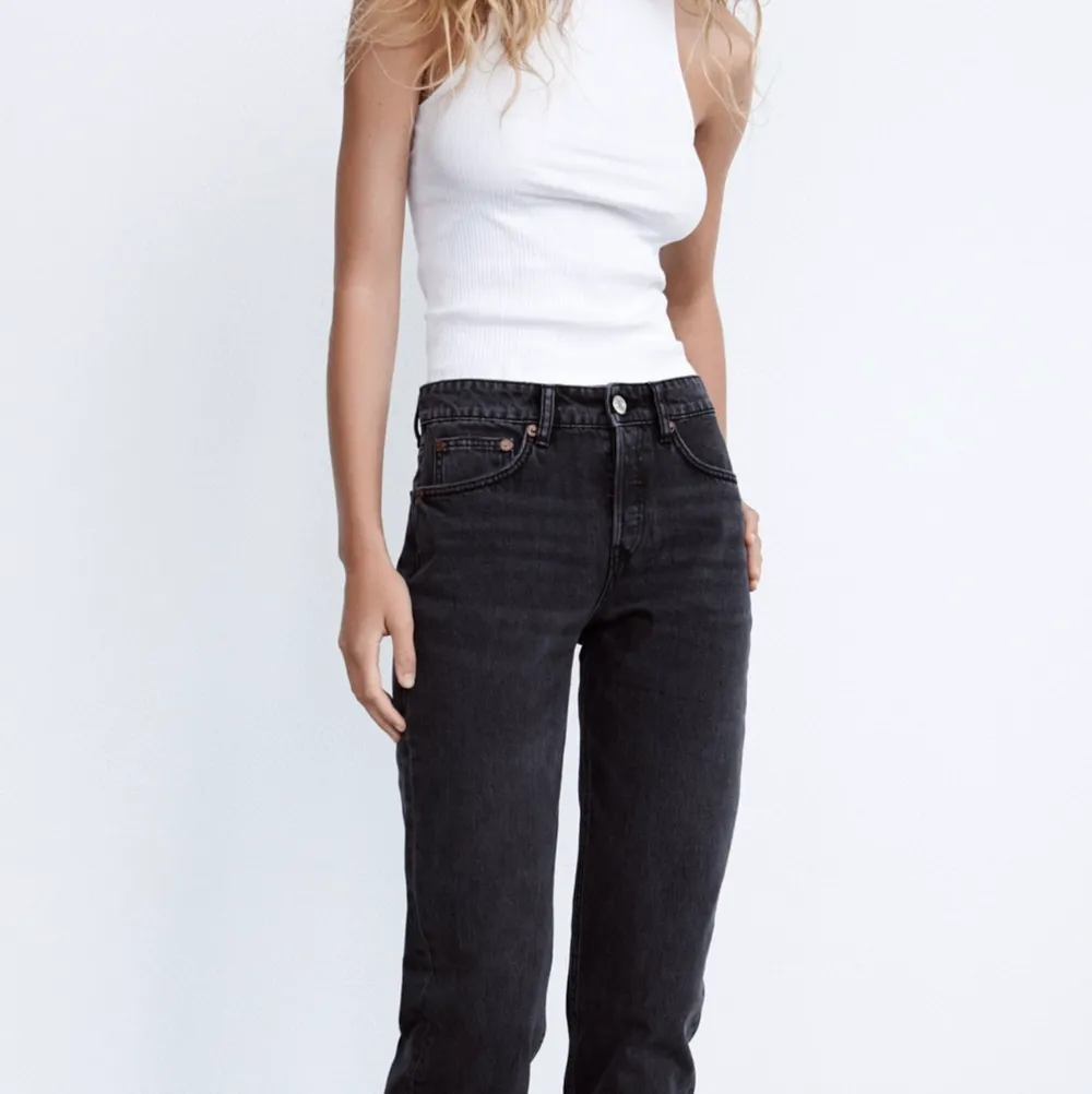 Säljer mina svarta jeans från zara som är helt slutsålda på hemsidan💗Skriv för fler bilder privat💗köparen står för frakt . Jeans & Byxor.