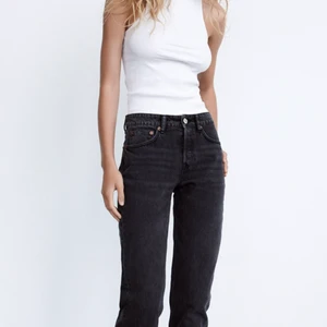 Straight Jeans Zara - Säljer mina svarta jeans från zara som är helt slutsålda på hemsidan💗Skriv för fler bilder privat💗köparen står för frakt 
