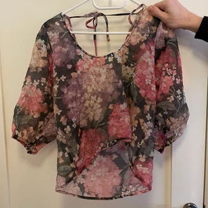 Topp med öppen rygg  - Topp med öppen rygg. Den är superfin till vinter och sommar. 