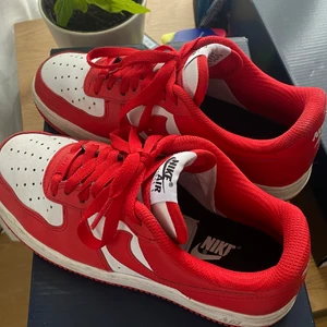 RÖDA AIR FORCE  - Röda egendesignade air force 1s från Nike. Storlek 37.5 o är perfekta för mig som har storlek 38. Använda 2 ggr. Kan mötas upp i Lund/Malmö eller frakta.