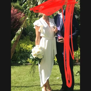 Revolve klänning - Underbart fin vit klänning med band i midjan från  Amanda uprichard. Köpt från revolve använd en gång. Perfelt till student. Nypris ca 2000-3000