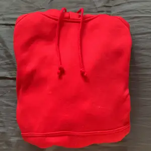 Säljer denna röda hoodie då den inte kommer till användning ❣️
