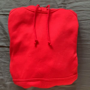 Röd hoodie  - Säljer denna röda hoodie då den inte kommer till användning ❣️