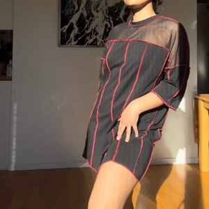 Svart tshirt klänning - Oversized tshirt klänning från ragged priest ❤️🖤 använd fåtal gånger! Se även mina andra plagg för att få paketpris! ❤️‍🔥