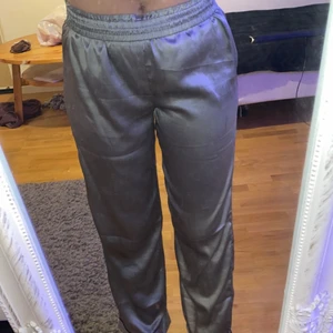 Pyjamasbyxor - Säljer pyjamasbyxor i silkes material jätte sköna men tyvärr för korta för mig. I storlek S och kommer från boohoo. Säljer för 60kr+frakt