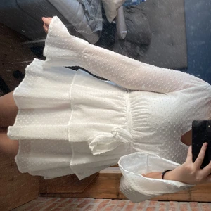 Super fin vit klänning - Säljer denna vita klänningen som jag tänkte ha som studentklänning men passade inte riktgt mig! Den i i storlek s men passar även xs, nypris 699 mitt pris 200 + frakt! 