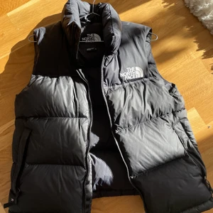 The North Face Väst - Svart The North Face Väst i bra skick! Nypris:2499 kr