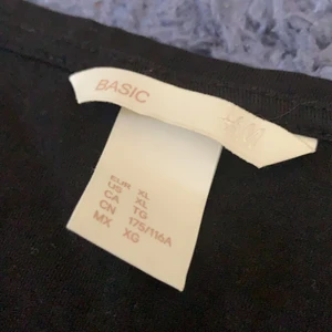 Svart T-shirt från H&M - Svart T-shirt med v-ring. Stretch. Storlek XL, men känns mer som en L. 