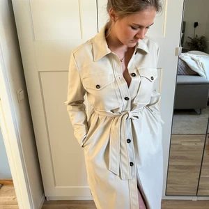 Läderimitation klänning - Klänning i läderimitation från Zara, storlek 36. Väldigt bra skick! Priset är inkl frakt💞