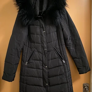 Jacka  - Vinterjacka från Rockandblue. Använd en vinter och är i storlek 34 men passar en 36 också. Äkta päls. 