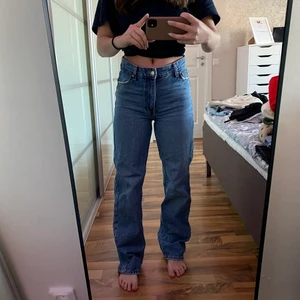 Bershka high waist straight jeans - Säljer dessa jättesnygga jeans i storlek 36 som nästan är helt oanvända. Säljer dom då jag har flera liknande. De är lite långa på mig som är 1.60 och är i jättebra skick💕💕