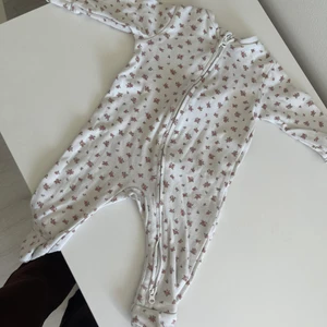 Newbie pyjamas  - Pyjamas i fint skick, endast använd 2 gånger 