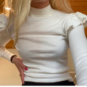 Volang tröja - Säljer denna volang tröja som är köpte på plick men är från zara (hennes bild) är använd någon enstaka gång bara! Kan skicka egna bilder! Frakt tillkommer!🤍