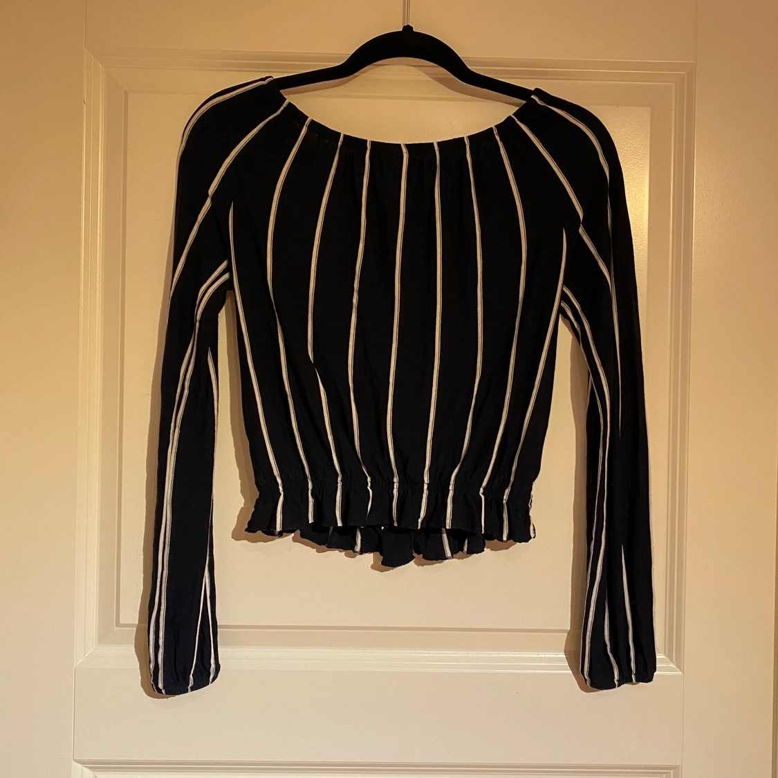 Mörkblå blus med vita ränder - 91