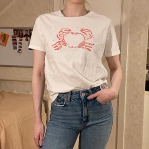 Sezane t-shirt - T-shirt från franska märket Sezane. Helt oanvänd men avklippta lappar. Stjärntecken tema, kräftan.