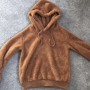 Teddy hoddie  - Säljer en oanvänd teddy hoddie ifrån Shein. Stl XS. säljer pågrund av att den inte kmr till användning, kan skicka bättre bilder privat. Pris-50kr köparen står för frakten🧸