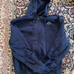 Kappa hoodie mörkblå  - Mörkblå Hoddie med zip från kappa. Vintage. Använt men bra skick. 