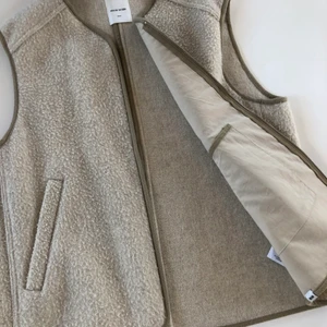 WOODWOOD väst - Väst från WoodWood unisex modell i strl M. Använt 2 ggr och är därför i väldigt bra skick. Nypris 3000kr köpt i Köpenhamn. 